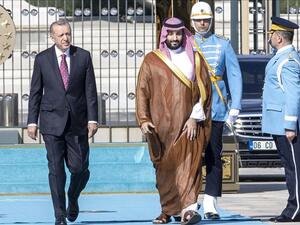 الرئيس التركي رجب طيب أردوغان (يسار) خلال استقباله ولي العهد السعودي الامير محمد بن سلمان