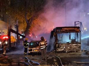 مشهد من الدمار الذي احدثه القصف الصاروخي على تل ابيب