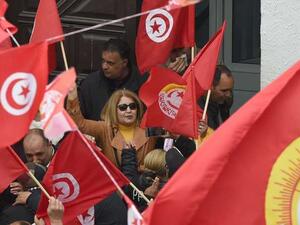 اكبر تجمع نقابي في تونس يعلن تأييده قرار سعيّد حل البرلمان