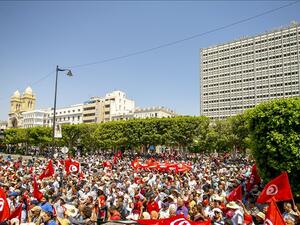 تونسيون يتظاهرون دعما للقضاة ورفضا لاستفتاء سعيّد