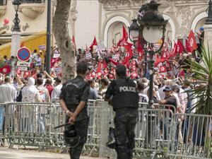 تونس.. تظاهرة رافضة وأخرى مؤيدة لقرارات قيس سعيّد