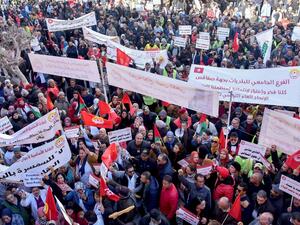 قيس سعيد يطرد مسؤولة نقابية أوروبية شاركت في تظاهرة لاتحاد الشغل التونسي