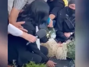 الأسيرة المحررة خالدة جرار تنتحب عند قبر ابنة حرمتها اسرائيل من حضور جنازتها