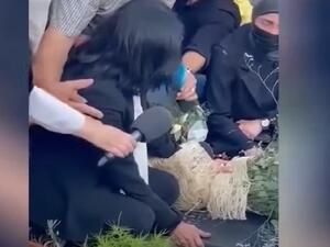 الأسيرة المحررة خالدة جرار تنتحب عند قبر ابنة حرمتها اسرائيل من حضور جنازتها