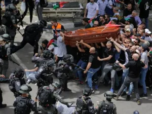 إسرائيل تفتح تحقيقا في اعتداء قواتها على جنازة أبو عاقلة