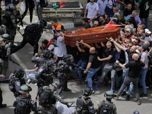 إسرائيل تفتح تحقيقا في اعتداء قواتها على جنازة أبو عاقلة