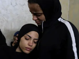 فلسطينيتان من عائلة الشهيد مهدي حشاش خلال جنازته في نابلس