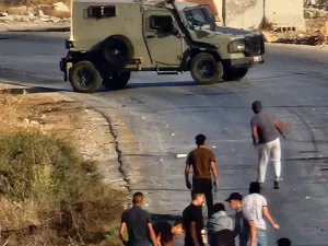 مستوطنون يهاجمون مدرسة فلسطينية قرب نابلس (فيديو)