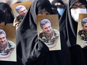 ايرانيات يرفعن صور الضابط في الحرس الثوري الإيرانيد صياد خدائي الذي اغتيل في طهران الشهر الماضي