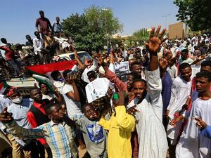 مئات السودانيين يواصلون الاعتصام في الخرطوم للمطالبة برحيل الحكومة