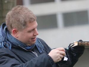 زعيم حزب دنماركي يحرق القران في السويد تحت حماية الشرطة