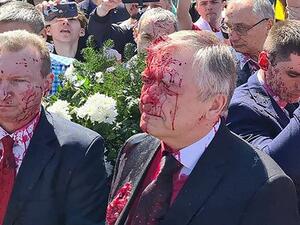 محتجون يهاجمون السفير الروسي في بولندا بطلاء أحمر