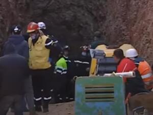 المنقذون يدخلون النفق لإخراج الطفل ريان وسيارة اسعاف تصل الموقع