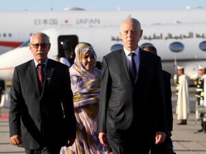 قيس سعيد (يمين) خلال استقباله زعيم جبهة البوليساريو إبراهيم غالي في مطار تونس قرطاج الدولي