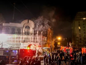 مشهد من الهجوم على السفارة السعودية في طهران عام 2016 والذي شهد بداية القطيعة الدبلوماسية بين البلدين