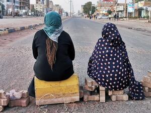 محتجون يغلقون الطرق في الخرطوم ومدن سودانية عدة وواشنطن تحذر رعاياه