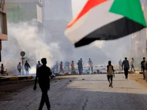 السودان: الآلاف يتظاهرون للمطالبة بالحكم المدني وقوات الأمن تواجههم بقنابل الغاز