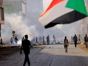 السودان: الآلاف يتظاهرون للمطالبة بالحكم المدني وقوات الأمن تواجههم بقنابل الغاز