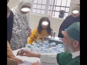 فيديو التبرك بـ"شعرة النبي" يثير جدلا في الأردن والأوقاف تتحقق