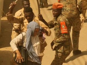 جنود سودانيون يُنكلون بالمارة والمتظاهرين في الشوارع