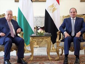 السيسي وعباس يبحثان جهود تحريك السلام ويتسلمان دعوة لحضور قمة الجزائر