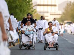 الحجيج يتوافدون إلى صعيد عرفات لأداء الركن الأعظم