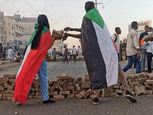 قتيل في احتجاجات السودان وحمدوك يباشر مهامه بعد الاتفاق مع البرهان