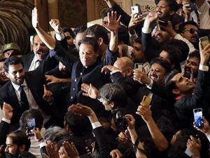 اضطرابات واسعة في باكستان بعد إقصاء عمر خان