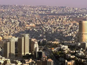 مسلح يطلق النار بالخطأ على شريكه خلال عملية سطو على بنك في الاردن
