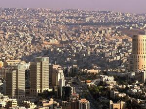 مسلح يطلق النار بالخطأ على شريكه خلال عملية سطو على بنك في الاردن