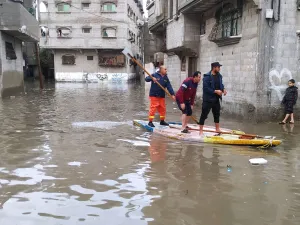 غزة تفيض بأمطار تجاوزت كمياتها في يومين ما يسقط خلال فصل كامل