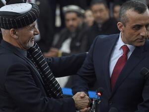 أمر الله صالح (يمين) والرئيس الأفغاني الهارب أشرف غني