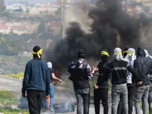إصابة عشرات الفلسطينيين بمواجهات مع الاحتلال والأسرى يغلقون أقسام السجون