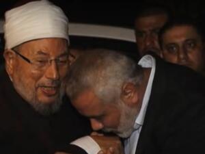 اسماعيل هنية يقبل يد القرضاوي