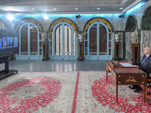 قيس سعيد خلال اشرافه على توقيع اتفاقية ارسال اول امراة تونسية الى الفضاء