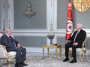 الرئيس التونسي قيس سعيد (يمين) والصادق بلعيد