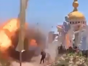 لحظة سقوط صاروخ على كنيسة في حماة السورية (فيديو)