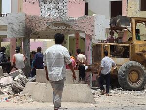 صاروخ حوثي يقتل خمسة مصلين داخل مسجد في شبوة (فيديو)