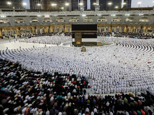 عزل مسؤولين بالمسجد الحرام "لتقصيرهما في مهامهما"