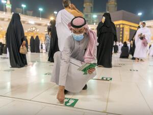 السعودية تزيل علامات ومظاهر التباعد في الحرم المكي