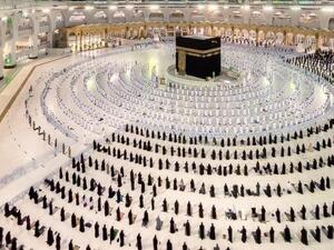 التباعد يعود مجددا الى صفوف المصلين في المسجد الحرام