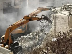 القوات الاسرائيلية تهدم ثلاثة منازل في الخليل