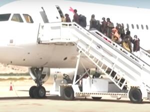 اسرى يصعدون سلم طائرة خلال عملية تبادل بين طرفي نزاع اليمن جرت عام 2020