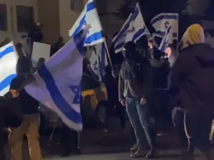 يهود متطرفون يقتحمون الشيخ جراح مطالبين بقتل الفلسطينيين (فيديو)