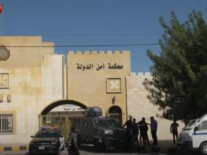 توقيف 12 شاباً وفتاة بتهمة حيازة وتعاطي المخدرات داخل شاليه في الاردن 