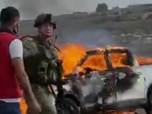 بالفيديو.. مستوطنون يحرقون مركبات للفلسطينيين بحماية الجيش