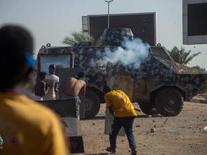 الأمن السوداني يطلق قنابل الغاز لمنع متظاهرين من وصول القصر الرئاسي