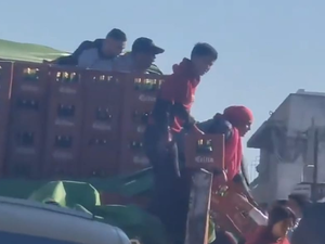 بالفيديو.. تونسيون يتسابقون لنهب شاحنة بيرة تعطلت في الشارع 