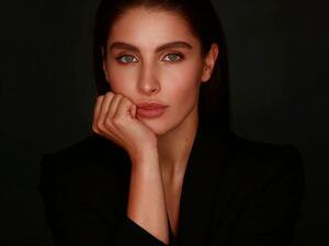 سر الاوكرانية الحسناء وحقائب الدولارات
