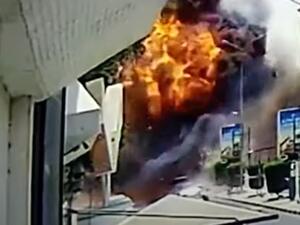 لحظة انفجار سيارة مفخخة استهدفت مسؤولا أمنيا كبيرا في عدن (فيديو)